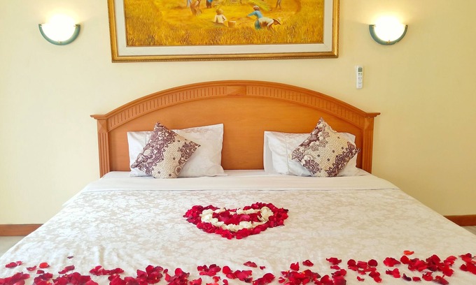 Denpasar Timur House | Super King Bedroom with Spa Bath, Garden View in Central Bali Location