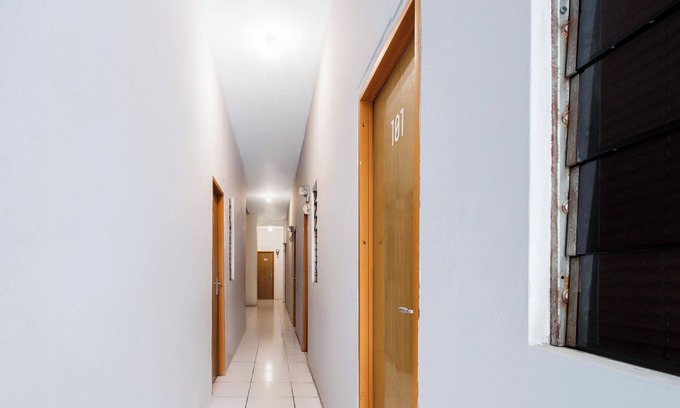 Tanjung Duren Utara Hotel | Super OYO 160 Lontar Residence