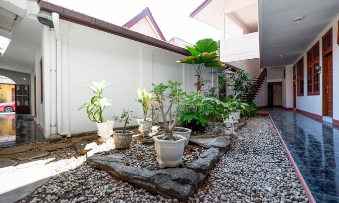 Laweyan Hotel | Super OYO Capital O 1644 Hotel Griya Kencana