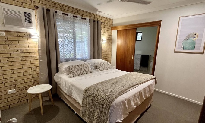 Annandale House | Super-quiet home in cul-de-sac close to Uni, Hospital, Barracks and shopping.