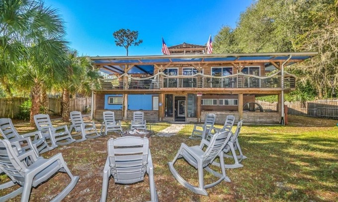 Dunnellon House | SUPER SIZED 3 STORY RIVERFRONT LODGE WITH UNIQUE VIBES. EVERYTHING INCLUDED!
