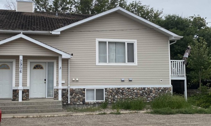 South Lethbridge Condo | Super South Side Apt. #3 - Close to Costco & College