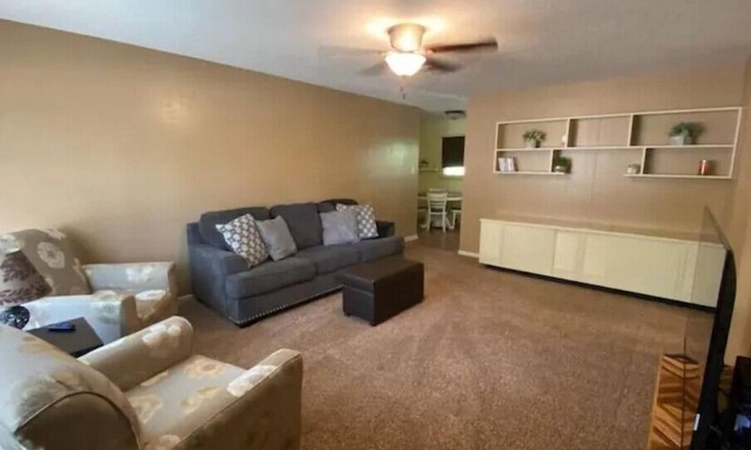 Manhattan House | Super spacious home with plenty of parking
