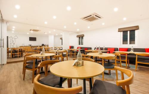 Begumpet Hotel | Super Townhouse THE CINCO HOTEL NEAR ESI HOSPITAL (SR NAGAR)