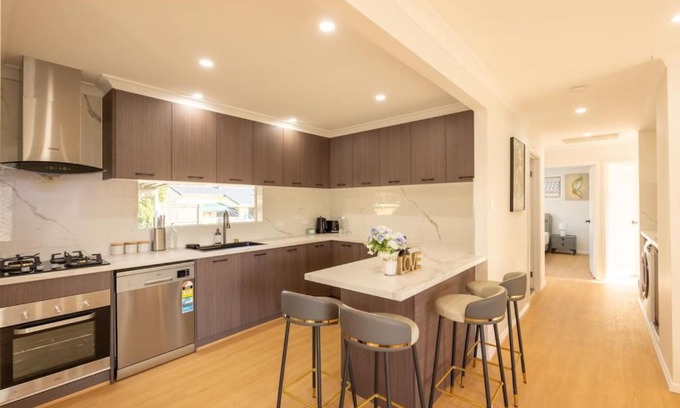 Macgregor House | Super Value 4BR House near Westfield Shops and Parks