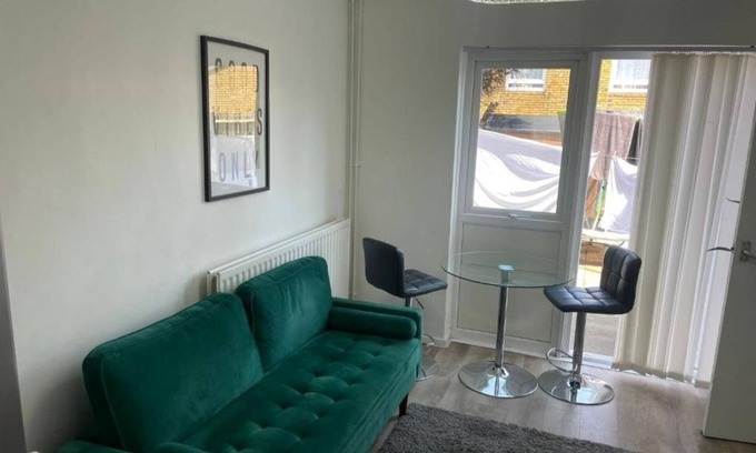 Woolwich Apartment | Superb 1-bedroom apartment with Garden and Lawn in London