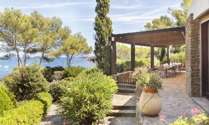Cap Benat Villa | Superb architect villa, facing the sea, private domain of Gaou Bénat
