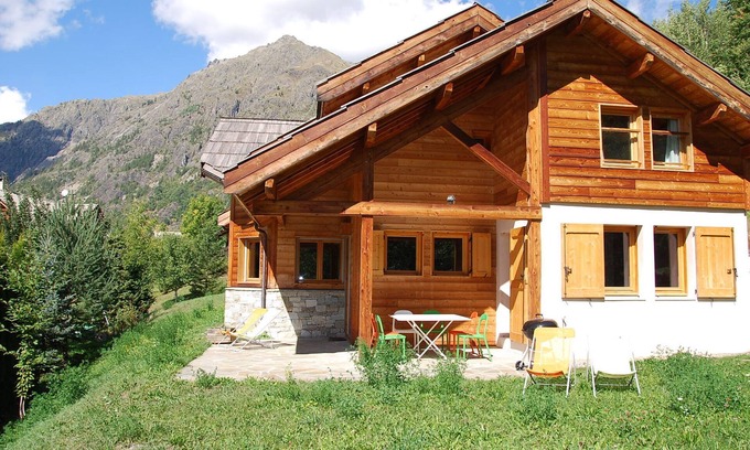 Vallouise-Pelvoux Ski Chalet | Superb chalet with 4 bedrooms, spacious living area with wood burning stove