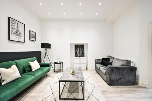 Ealing Apartment | Superb Ealing Broadway Apartment- Steps to Tube & City Attractions