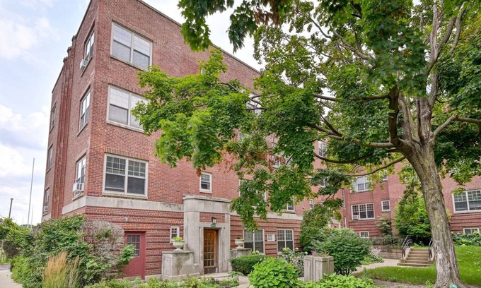 Evanston Apartment | Superb Evanston 1BR w/Courtyard & W/D, nr Beach, by Blueground