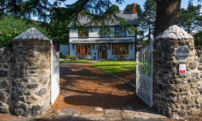 Rowen House | Superb family-friendly dwelling in Snowdonia National Park with mountain views