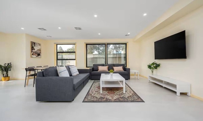 Westmeadows House | Superb Family Home, 6 Mins to Melbourne Airport, 18km from Melbourne CBD