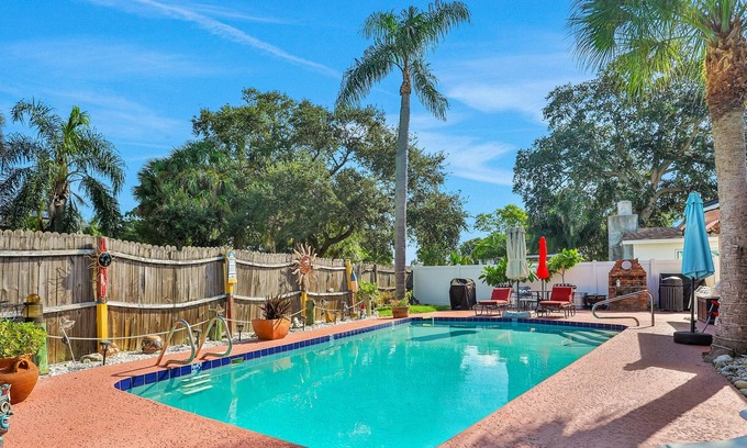 Bay Crest Park House | Superb home near the bay with private pool, grill and firepit - near boat ramps