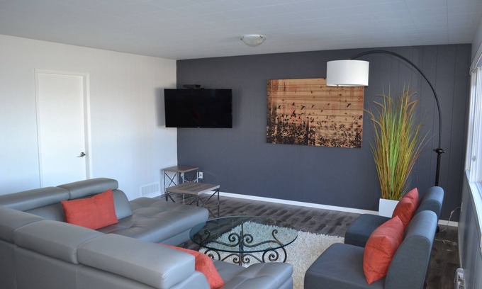 Okanagan-Similkameen House | *SUPERB LOCATION* Directly Across from Lake Okanagan!