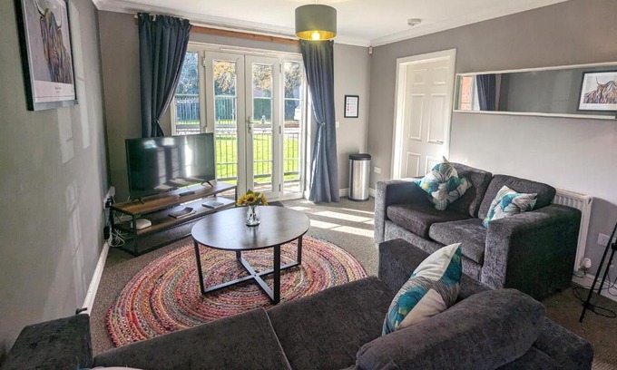 Tatenhill Apartment | Superb Modern Apartment, FREE Secure Parking!