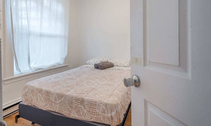 De Lorimier Apartment | Superb Private Bedroom ~In The Heart of Shop Angus
