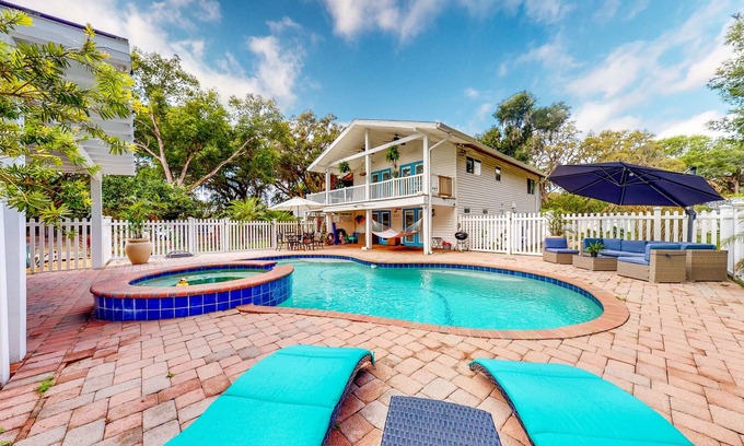Thonotosassa Apartment | Superb renovated Florida home with pool, kitchen, & balcony
