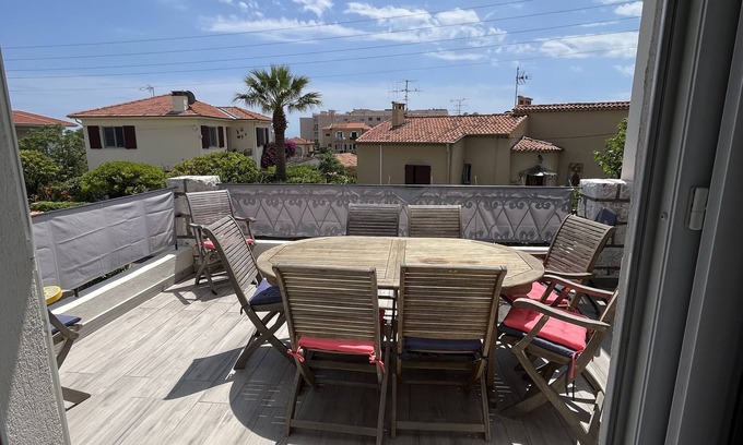 Saint-Laurent-du-Var Apartment | Superb upstairs villa with private garden and parking.
