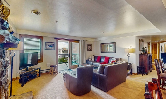 Steamboat Springs Condo | Superb & upscale slopeside condo w/panoramic view & shared hot tubs/pool