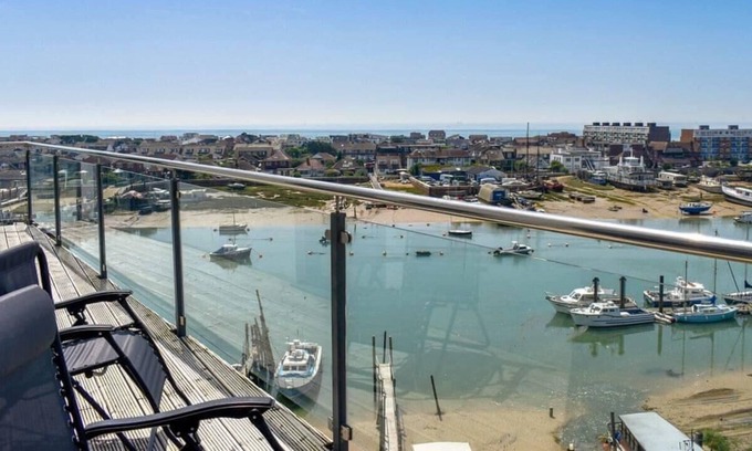 Shoreham-by-Sea Apartment | Superior 2 Bedroom Condo with stunning Sea views