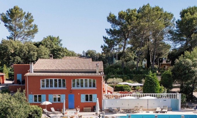 Carces Villa | "Sur Place" 4-12 people. Ideally suited for two or a large family.
