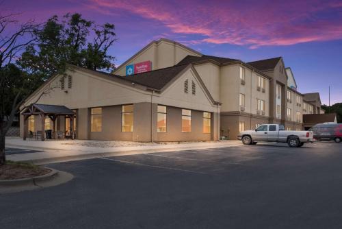 Coralville Hotel | SureStay Plus Hotel by Best Western Coralville Iowa City