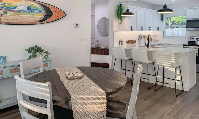 Tropic House | Surf Chic 3br, Firepit, Boating, Fishing, Beaches