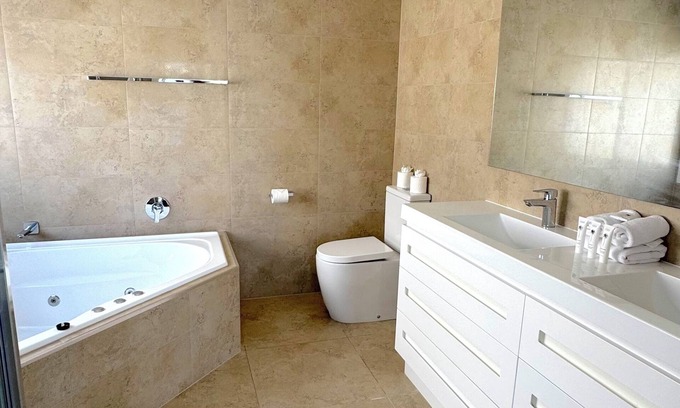 Surfers Paradise House | Surfers Paradise Waterfront Home with Pool & Dock