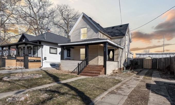 Lansing House | Surfs up I 4 BR I 2 BA I 4 King Beds
