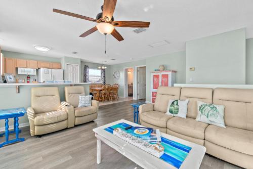 Indialantic House | Surfside Paradise Retreat - 3BR and 2BA Duplex, Grill, DOG FRIENDLY - Close to the Beach!