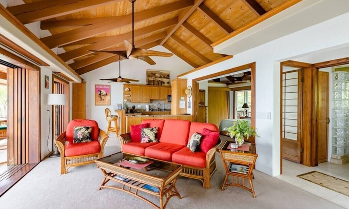 Kahaluu Bay Villa | Surfside Suite at Seaspray Ocean View