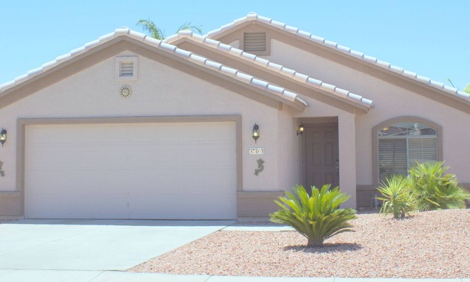 Summerfield House | Surprise Retreat! Heated Pool, Hot Tub, Golf Cart included!