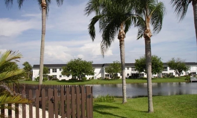 Cypress Lake House | Surround Yourself with Wildlife on Lake McGregor