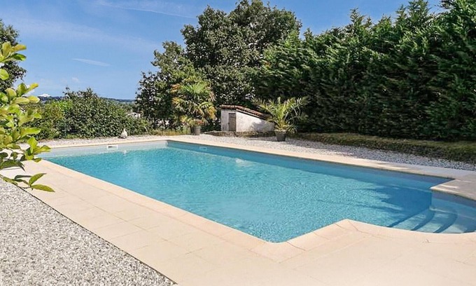 Castel-Sarrazin House | Surrounded by green and quiet countryside welcomes you this cozy cottage with communal pool.