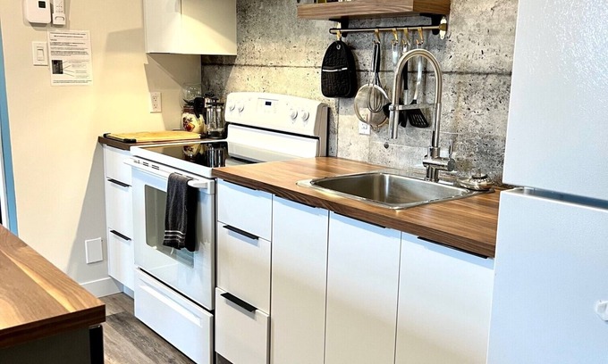Sutton Condo | SUTTON-CONDO modern with Patio in the Heart of the Village