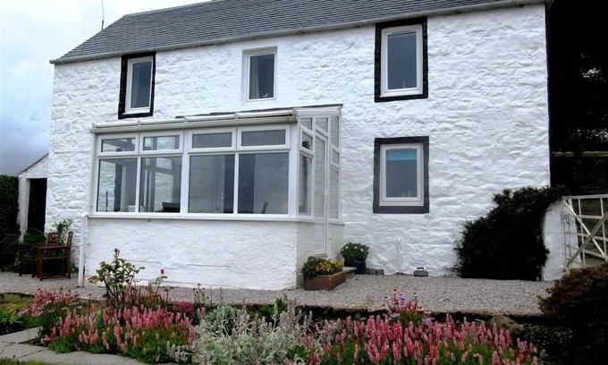 Dalbeattie Cottage | Swallow Cottage - a cottage that sleeps 6 guests in 3 bedrooms