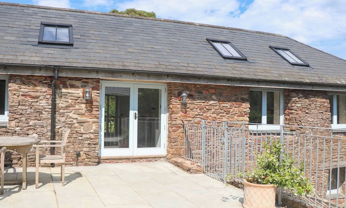 Totnes Cottage | SWALLOWS BARN, character holiday cottage, with a garden in Dartmouth