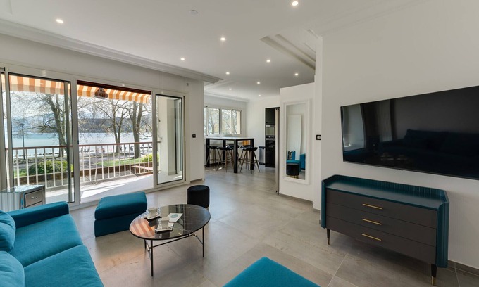 Annecy Old Town Apartment | Swan Lake - Design apartment facing Lake Annecy