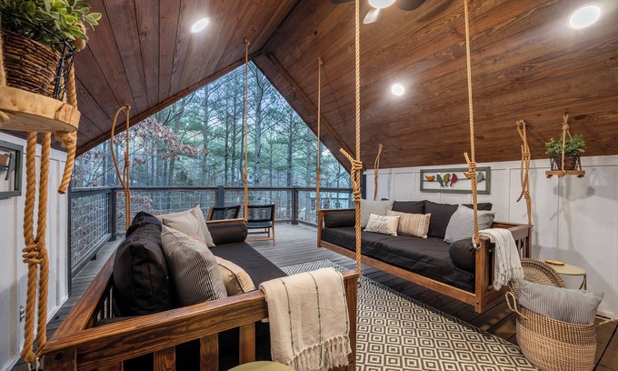 Broken Bow Cabin | SWAYING DAYBEDS🌲Romantic couple’s cabin🌲Huge pines🌲HOT TUB