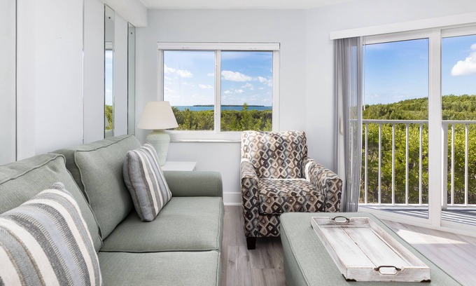 Tavernier Condo | Swaying Palms Spacious Suite [Ocean Pointe 3201]