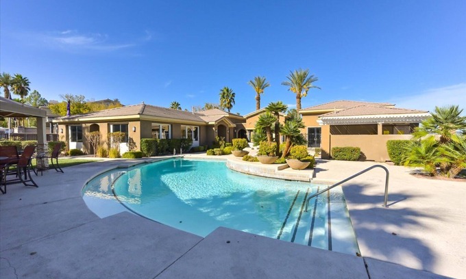 Seven Hills Condo | Sweeeeet Condo! Pools, gym & more. Covered ParkingnSeven Hills/Anthem area