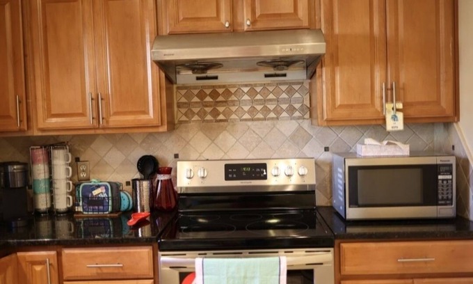 Germantown House | Sweet & Beautiful Spacious Town House - A home away from home