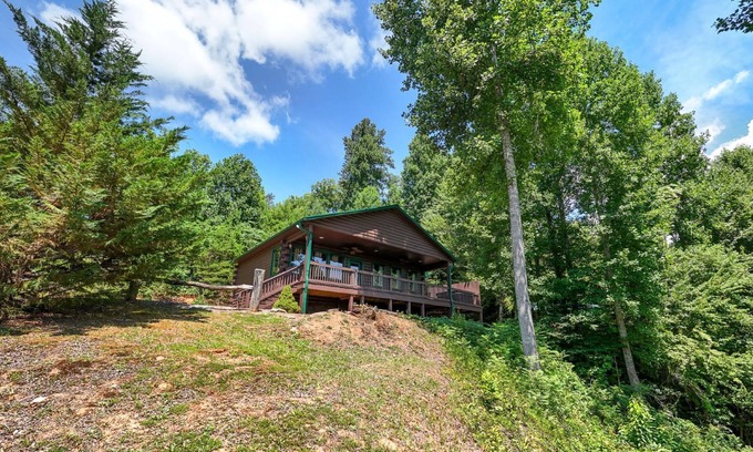 Bryson City Cabin | Sweet Caroline- Luxury Honeymoon Cabin in Bryson City, NC