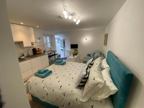 Mousehole Apartment | Sweet Caroline - luxury studio stone’s throw from Mousehole harbour