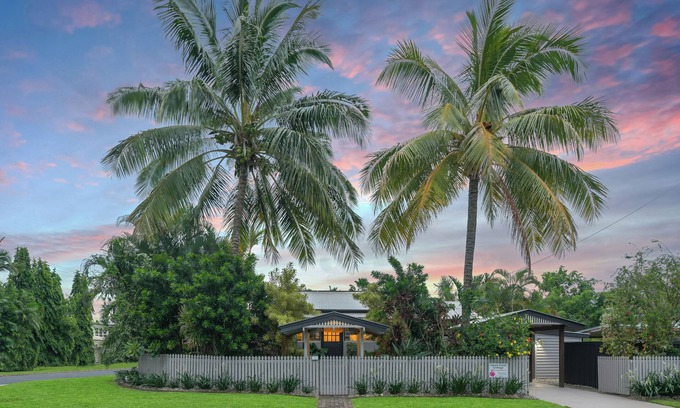 Palm Cove Cottage | Sweet Creek Cottage, Palm Cove, 200m to Beach, Heated Pool, Pets
