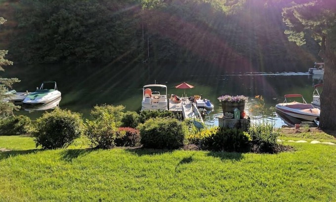 New Fairfield Cottage | Sweet Dotti's Cottage on Candlewood Lake - 60M NYC