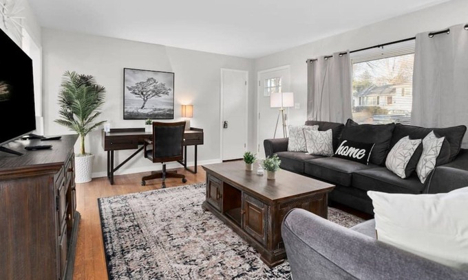 Independence House | Sweet KC Escape Lovely Home King Beds Air Hockey