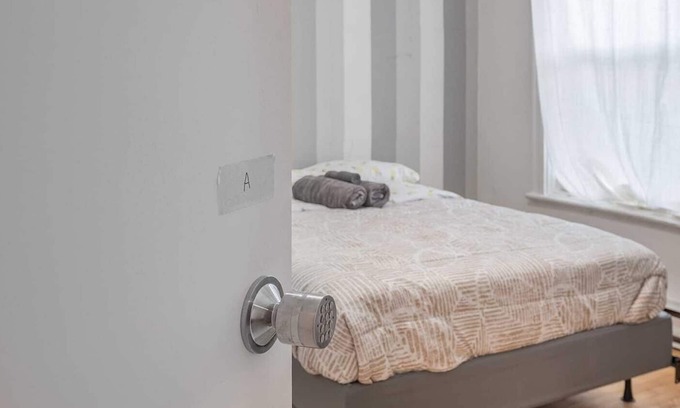De Lorimier Apartment | Sweet Little Bedroom in Shop Angus!