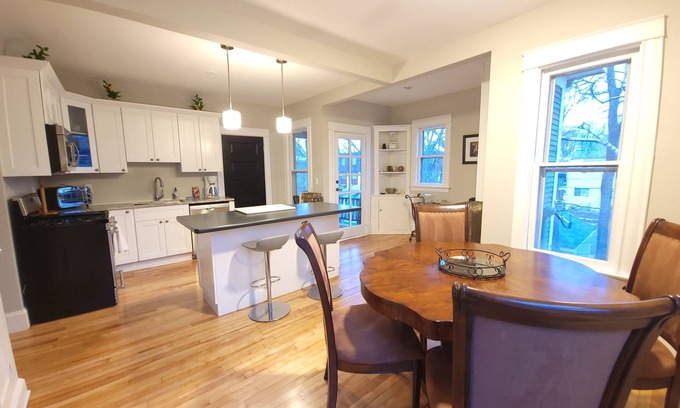 Lowry Hill East House | Sweet Retreat with a fantastic location