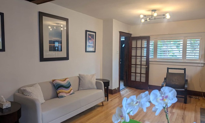 New Toronto House | Sweet room just steps to the lake side